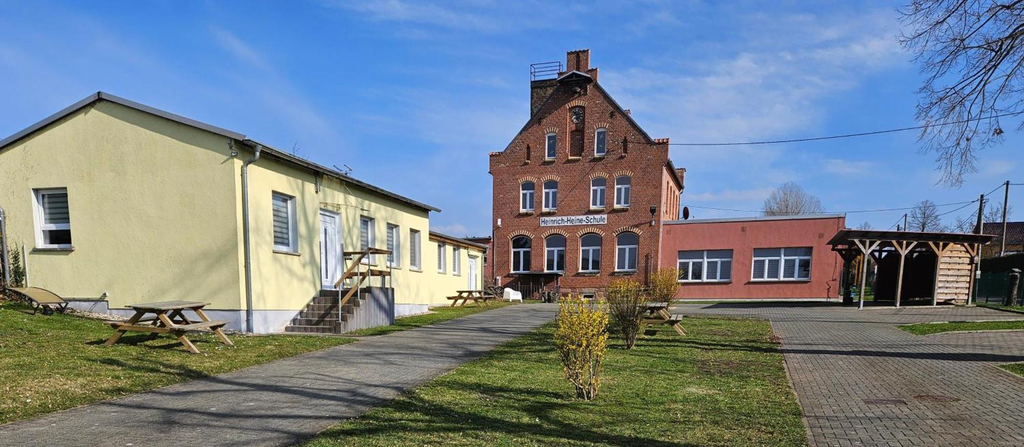 Ferienwohnung Heinrich Heine Schule Bad Dürrenberg Exterior foto
